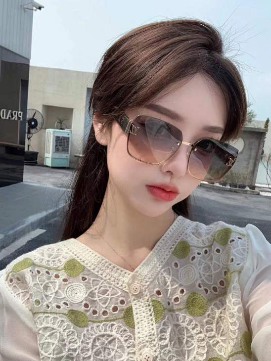Picture of Louis Vuitton Sunglasses _SKUfw79399213fw